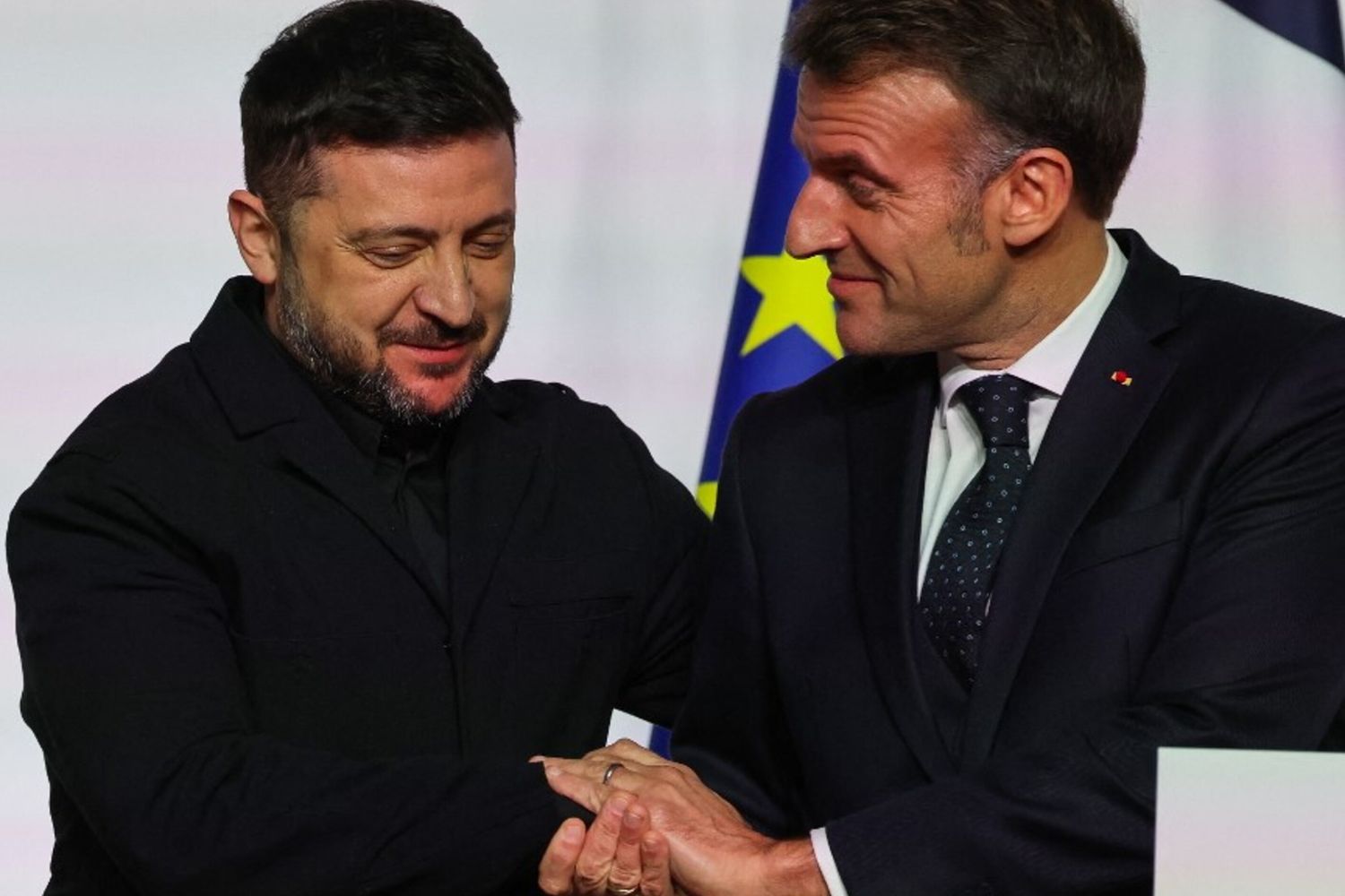 Macron e Zelensky domani a Parigi. Mosca, "ostacolo alla pace"