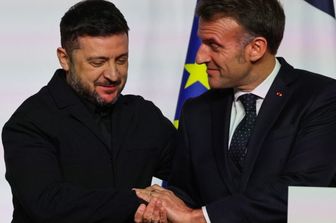 Macron e Zelensky domani a Parigi. Mosca, "ostacolo alla pace"