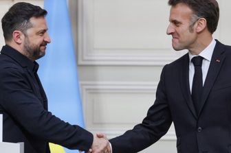 Zelensky: "L'allentamento delle sanzioni rafforzerà Mosca". Macron: "L'Ue mantenga l'impegno per il prestito da 90 miliardi"