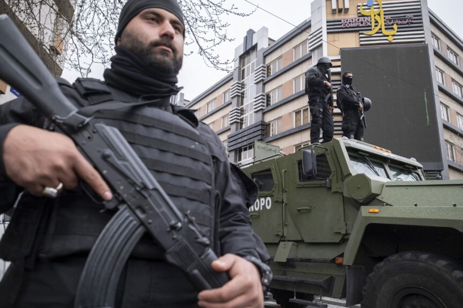 Guardie armate a Teheran