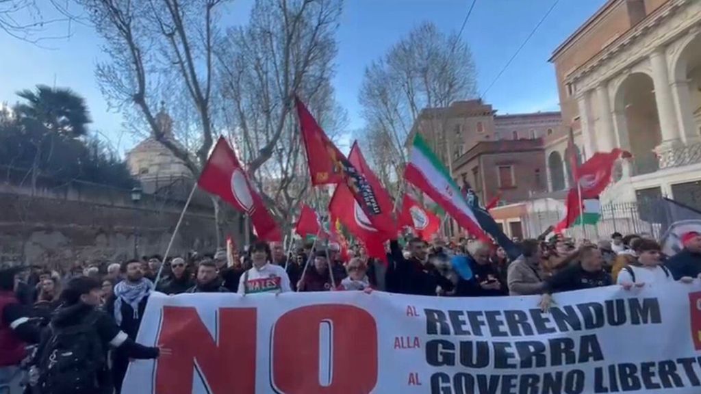 Referendum, bruciate le immagini di Meloni e Nordio alla manifestazione di Roma. L'appello dell'Anm: "Abbassare i toni"