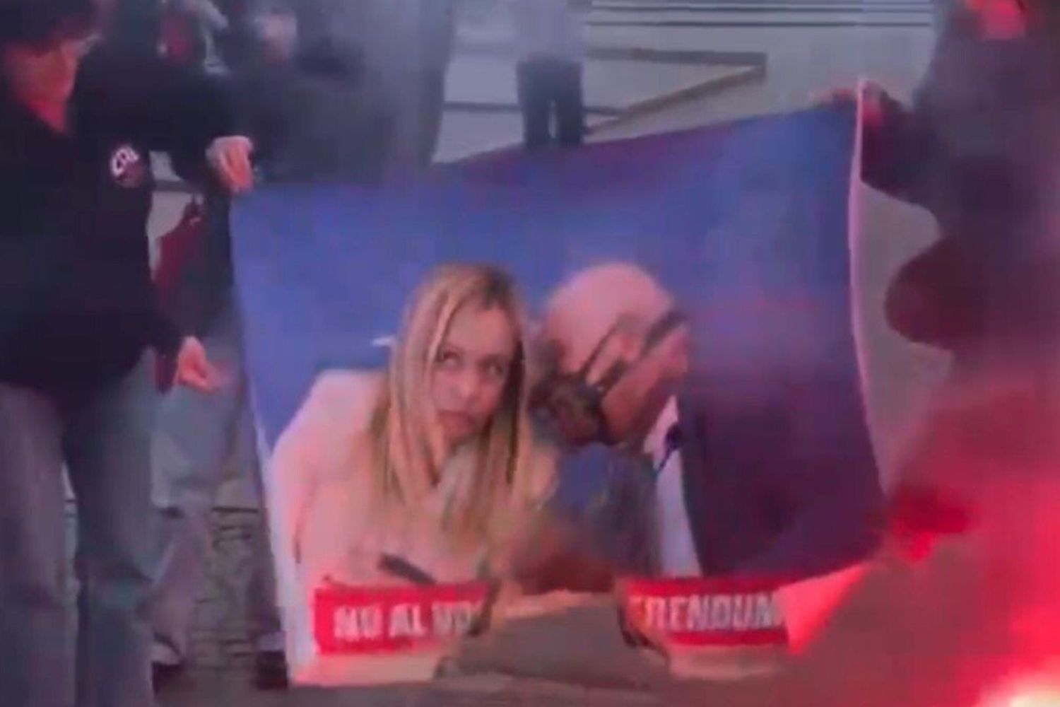 Referendum, bruciate le immagini di Meloni e Nordio alla manifestazione di Roma. L'appello dell'Anm: "Abbassare i toni"