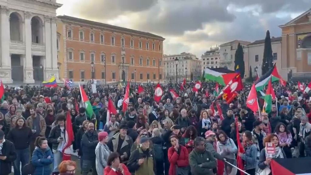 Corteo a Roma per il no al Referendum, bruciata un'immagine di Meloni con Nordio
