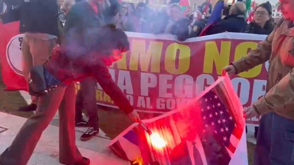Corteo a Roma per il no al referendum, bruciata un'immagine di Meloni con Nordio