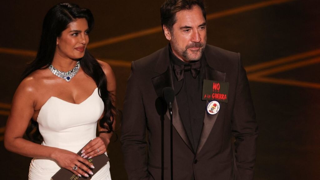 Javier Bardem  sul palco con le spille