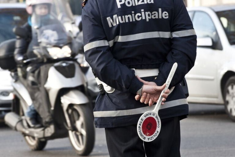 roma traffico vigili urbani polizia municipale (agf)