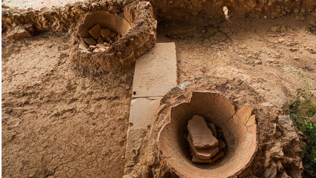 I n grandi contenitori di terracotta interrati per l’olio nel frantoio della villa romana di Varignano