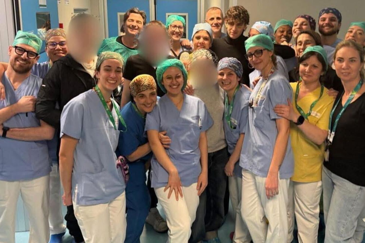 Lauro tra ragazzi Crans Montana al Niguarda foto da social Guido Bertolaso