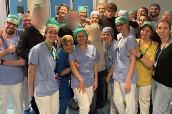 Lauro tra ragazzi Crans Montana al Niguarda foto da social Guido Bertolaso