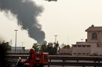 incendio in corso vicino all'aeroporto internazionale di Dubai