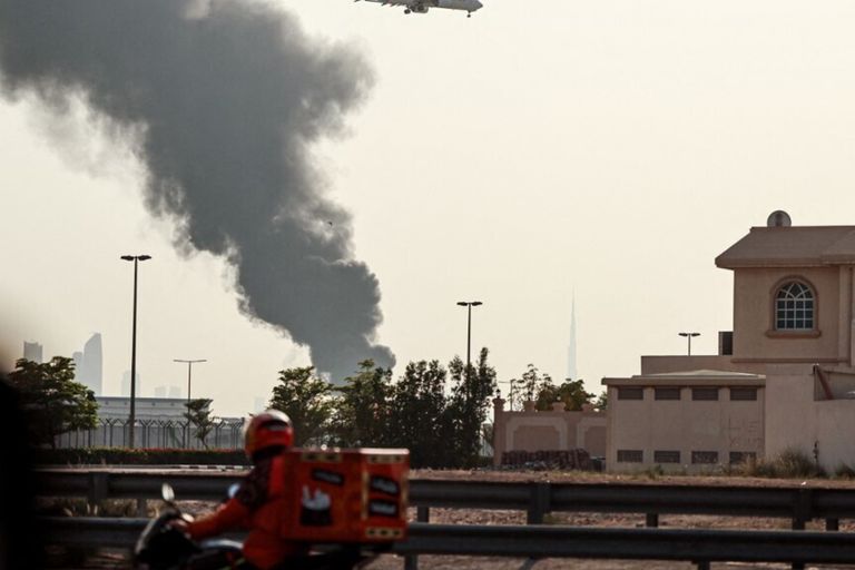 incendio in corso vicino all'aeroporto internazionale di Dubai
