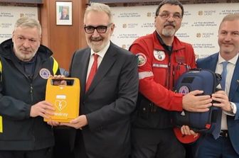 Rocca consegna 100 defibrillatori alla Protezione civile del Lazio