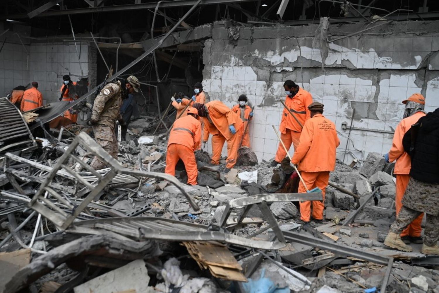 Raid in un centro medico di Kabul, centinaia di morti. Che cosa succede tra Pakistan e Afghanistan?