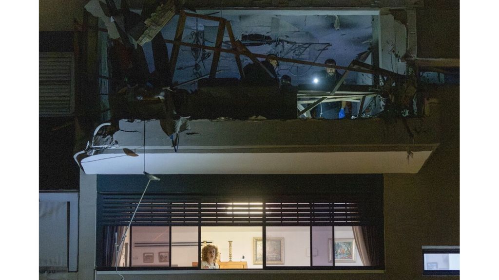 Raid su Tel Aviv, 2 morti. Israele bombarda Beirut. L'Iran avverte: "La guerra colpirà tutti"