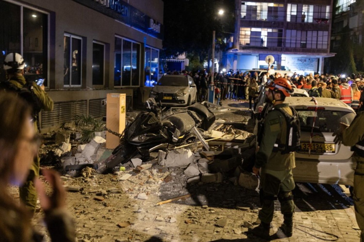 Raid su Tel Aviv, 2 morti. Israele bombarda Beirut. L'Iran avverte: "La guerra colpirà tutti"