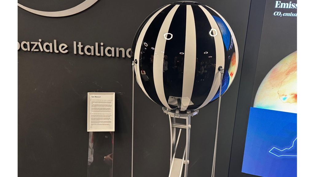 Modellino a grandezza naturale del satellite San Marco lanciato nel 1964