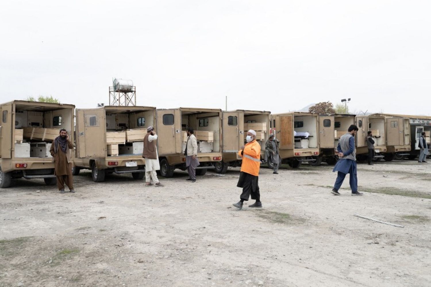 A Kabul funerali di massa dopo la strage