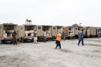 A Kabul funerali di massa dopo la strage