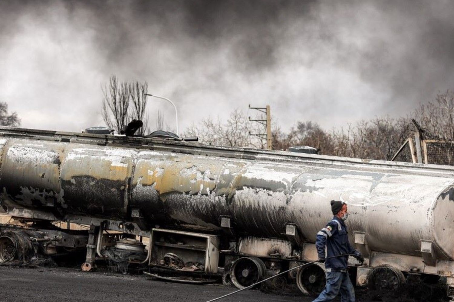La raffineria di petrolio di Shahran in Iran dopo un raid di Israele