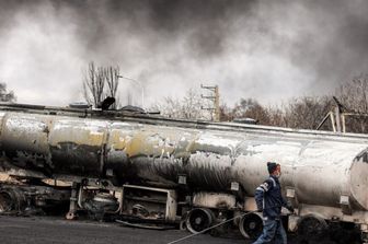 La raffineria di petrolio di Shahran in Iran dopo un raid di Israele