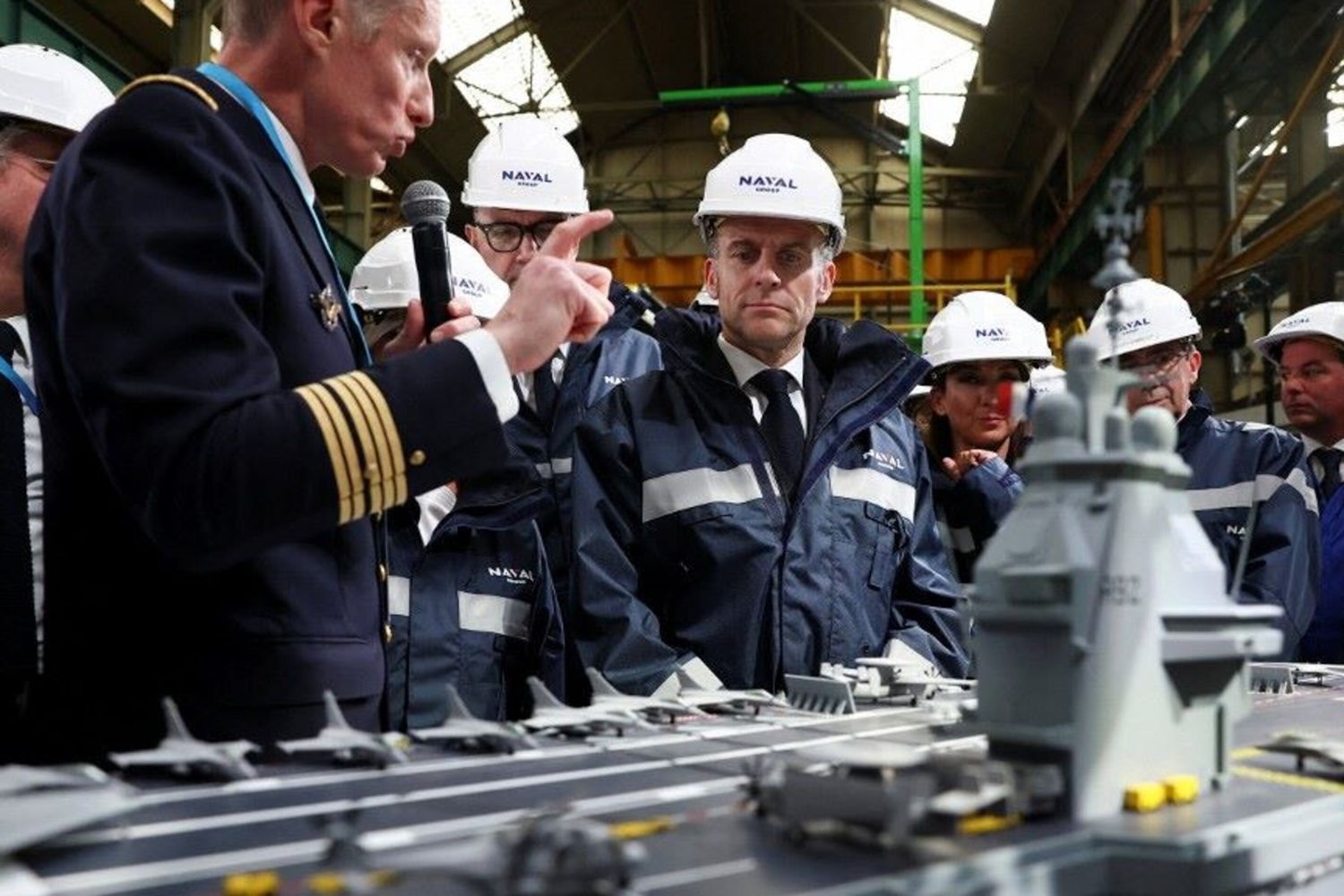 Emmanuel Macron, in visita al cantiere Naval Group a Indre dove verranno costruiti i due reattori nucleari della portaerei “France Libre”