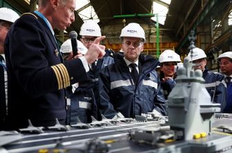 Emmanuel Macron, in visita al cantiere Naval Group a Indre dove verranno costruiti i due reattori nucleari della portaerei “France Libre”