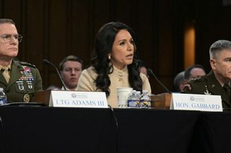 La direttrice dell’intelligence americana Tulsi Gabbard in audizione davanti alla Commissione del Senato