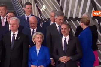 Foto di gruppo a Bruxelles al Consiglio Europeo, Meloni tra Merz e Kaja Kallas