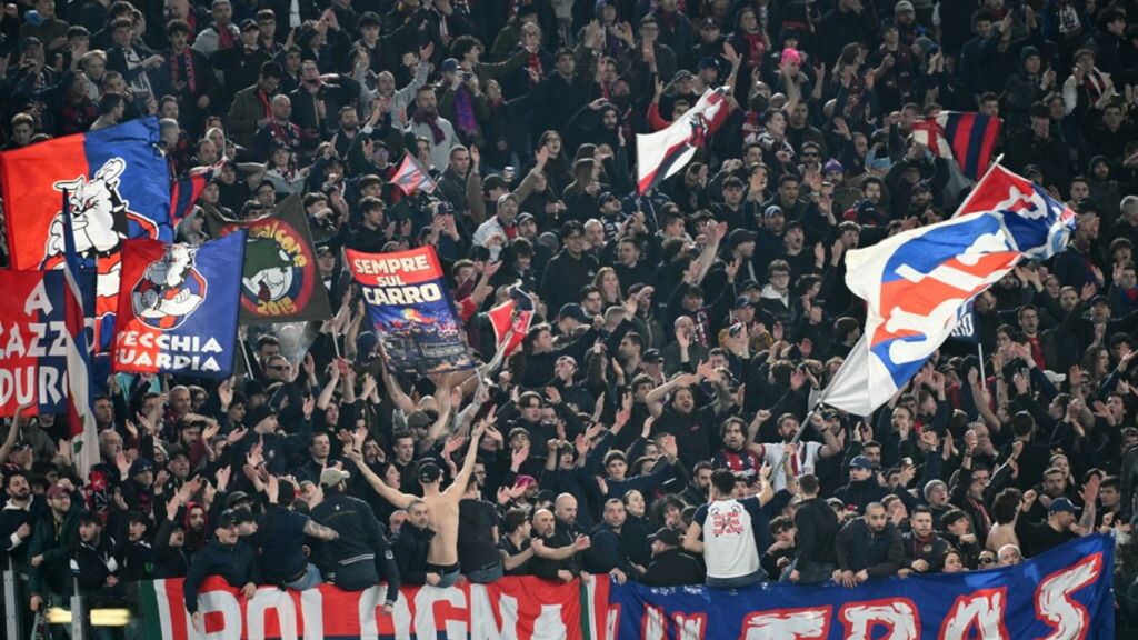 Tifosi del Bologna all'Olimpico