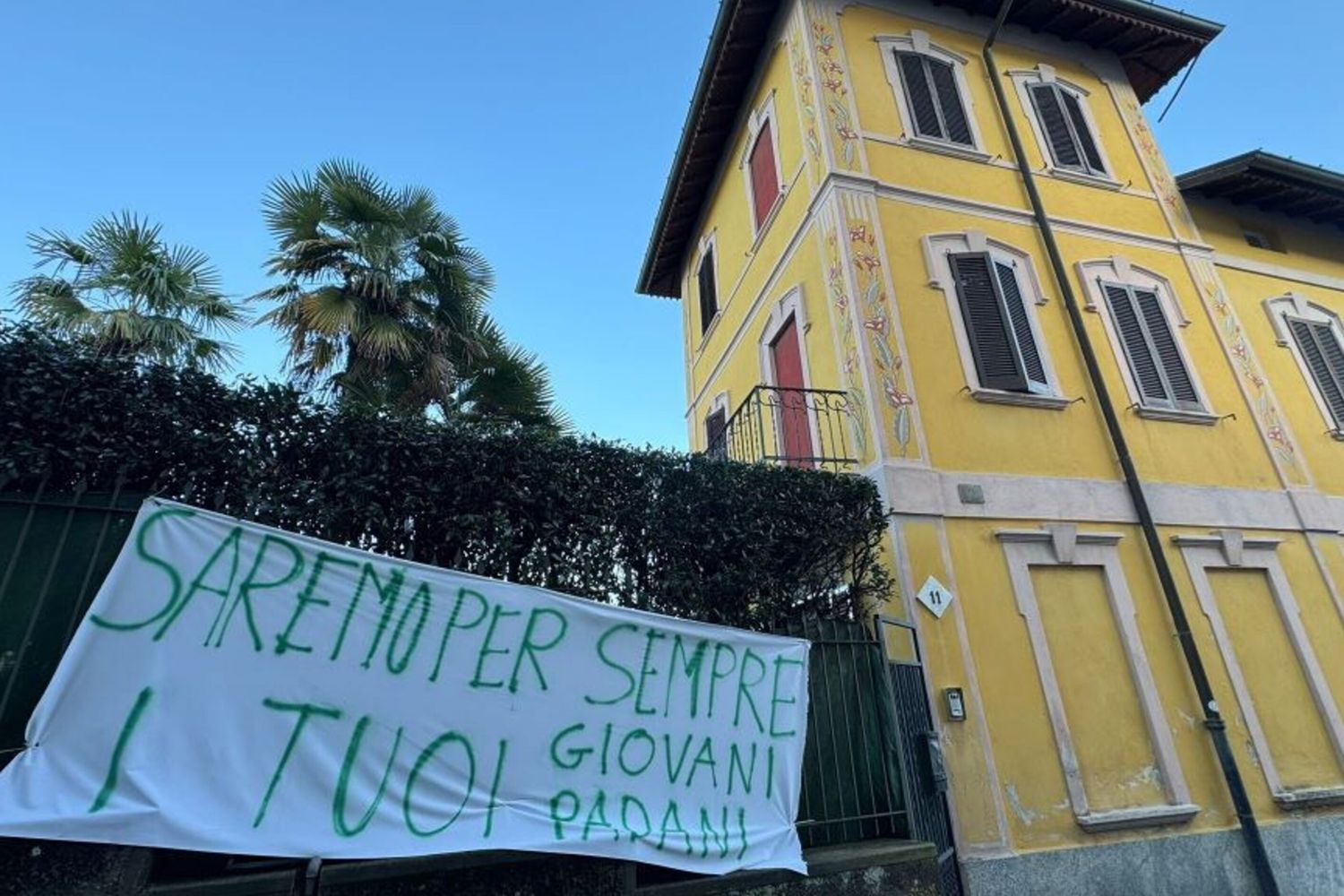 Lo striscione della Lega davanti alla prima sede del partito a Varese