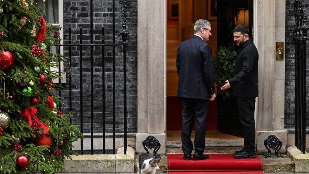 Larry durante la visita di Zelensky a Londra