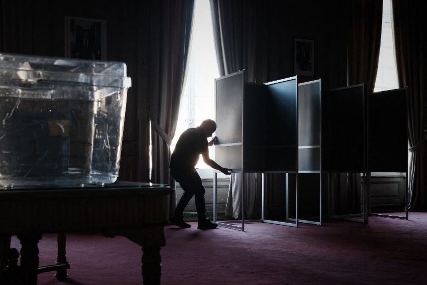 Un operaio comunale installa le cabine elettorali a Bordeaux