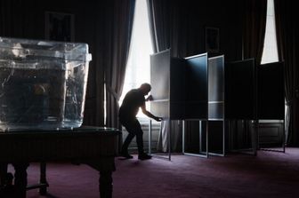 Un operaio comunale installa le cabine elettorali a Bordeaux