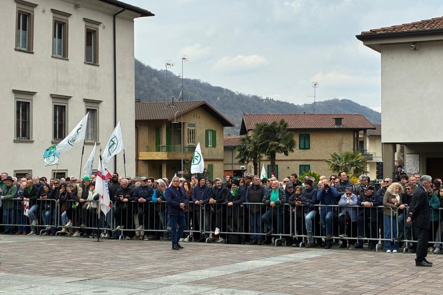 Militanti leghisti ai funerali di Umberto Bossi a Pontida