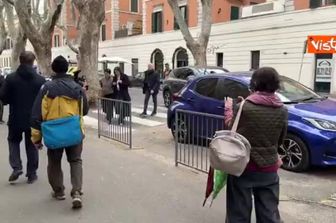 Applausi per Elly Schlein all’arrivo al seggio per voto Referendum