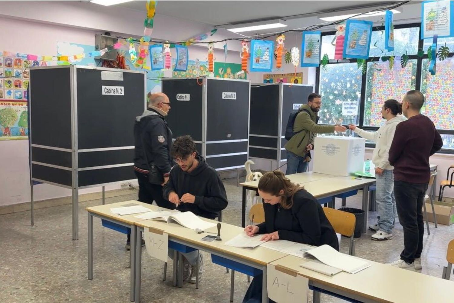 Un seggio elettorale, si vota per il referendum sulla riforma della giustizia