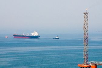 Una nave cisterna che trasporta petrolio nel Golfo Persico