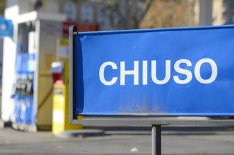 Un distributore di benzina chiuso