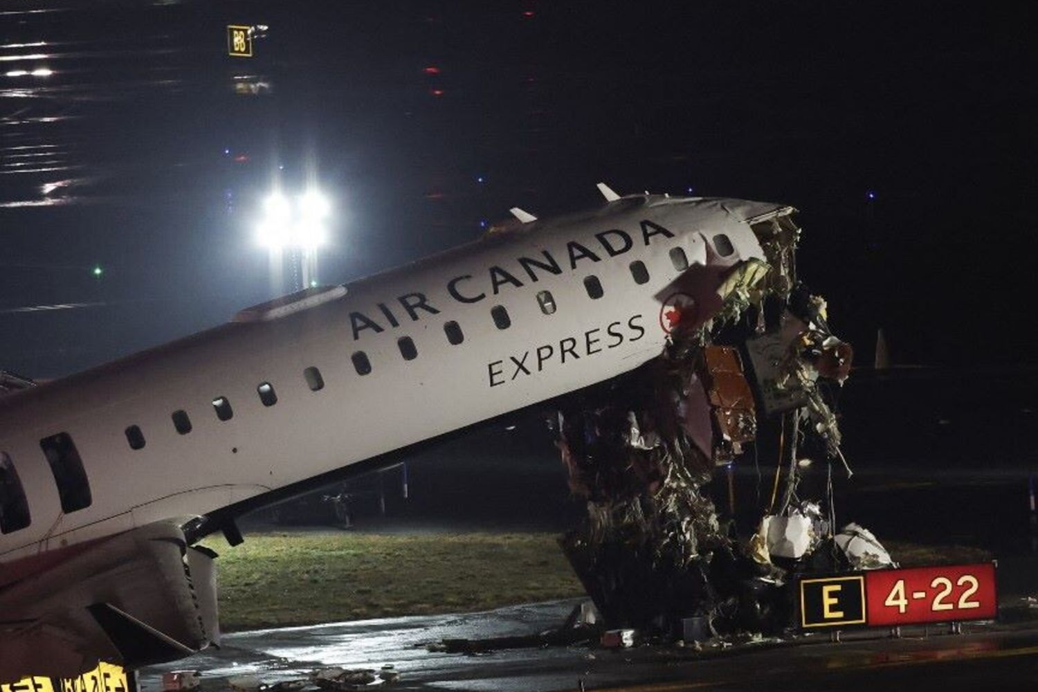L'aereo della Air Canada dopo lo schianto nell'aeroporto LaGuardia di New York