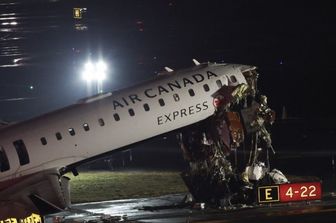 L'aereo della Air Canada dopo lo schianto nell'aeroporto LaGuardia di New York