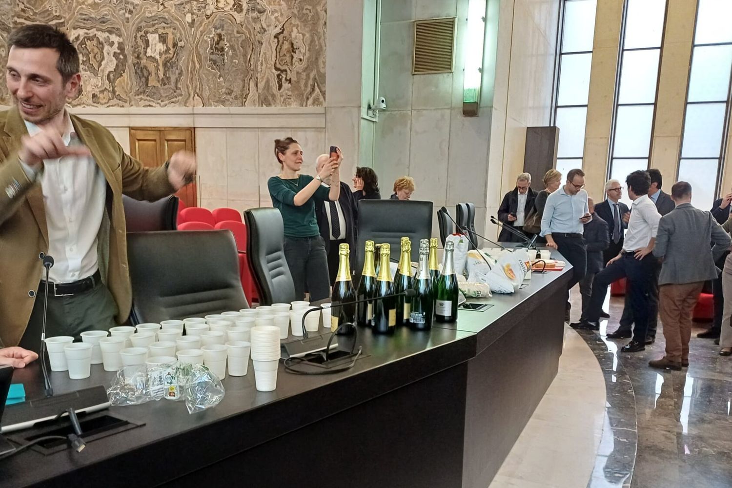 Si dimette il presidente dell'Anm, "motivi personali". A Milano lacrime e spumante, le toghe festeggiano la vittoria dei No