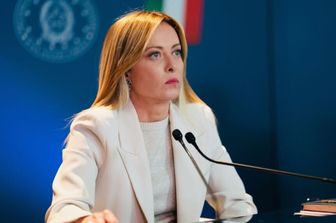 Meloni: "Andiamo avanti". Il centrosinistra: "Si apre una nuova stagione politica"