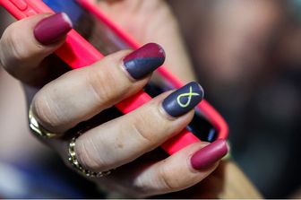 Unghie con smalto per touchscreen, svolta per le ragazze della Gen Z