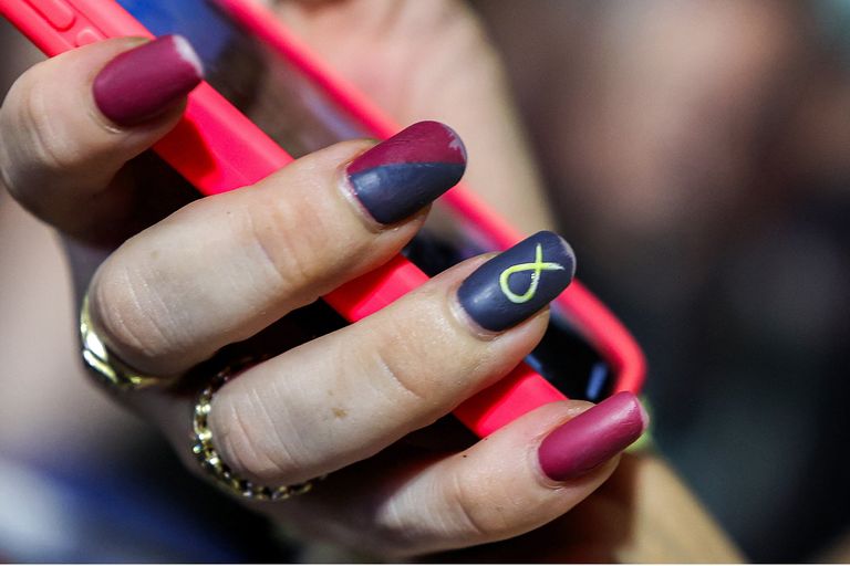 Unghie con smalto per touchscreen, svolta per le ragazze della Gen Z