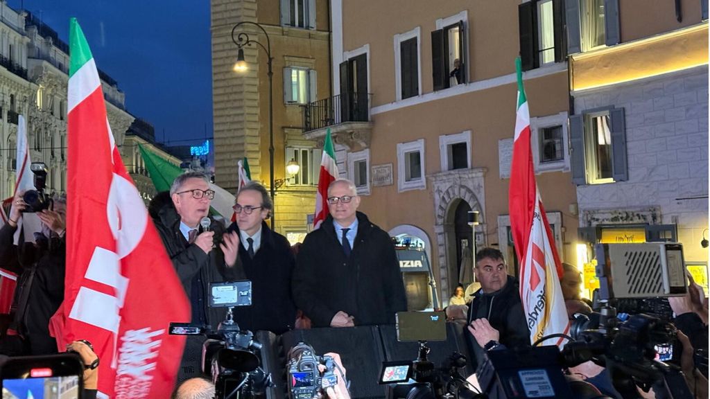 A Piazza Barberini i sostenitori del NO al referendum, sul palco Landini, Bonelli e Gualtieri