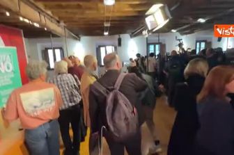 Applausi all’arrivo di Elly Schlein al Pd per conferenza dopo vittoria al Referendum