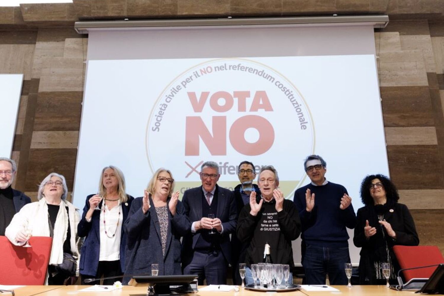 Il Comitato per il No festeggia a Roma dopo il risultato del referendum