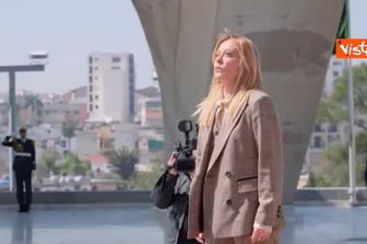 Meloni depone una corona al Monumento del Martire ad Algeri