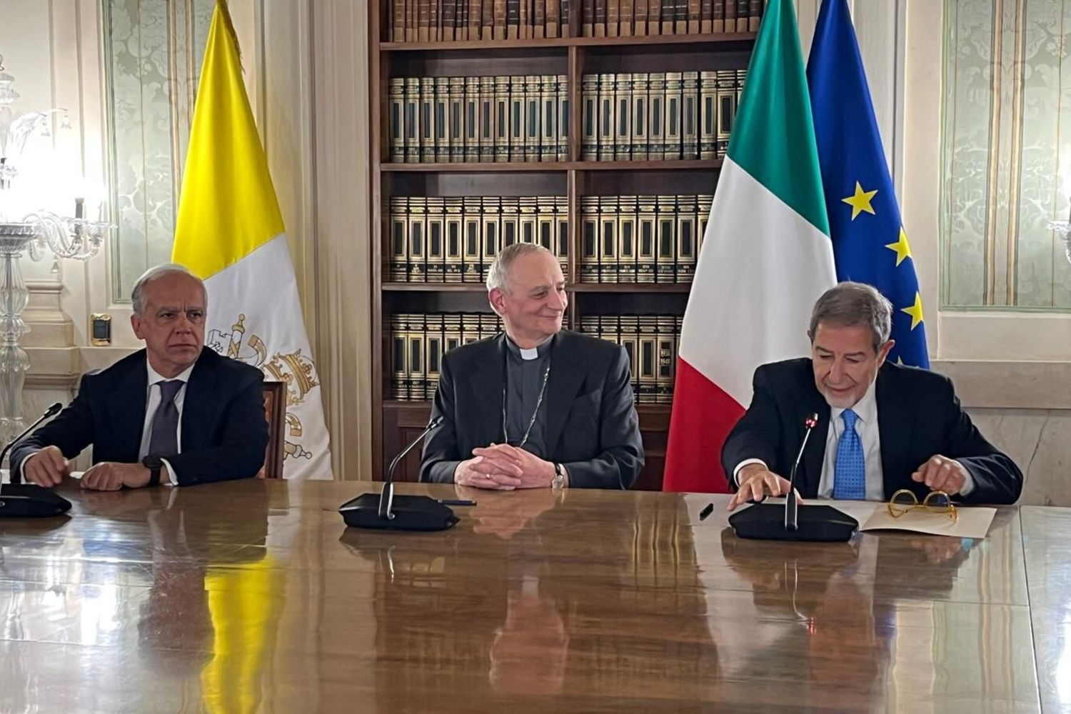 I ministri Piantedosi e Musumeci con il presidente della CEI, cardinale Matteo Zuppi