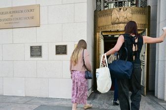 La querelante "KGM" arriva alla Corte Superiore di Los Angeles